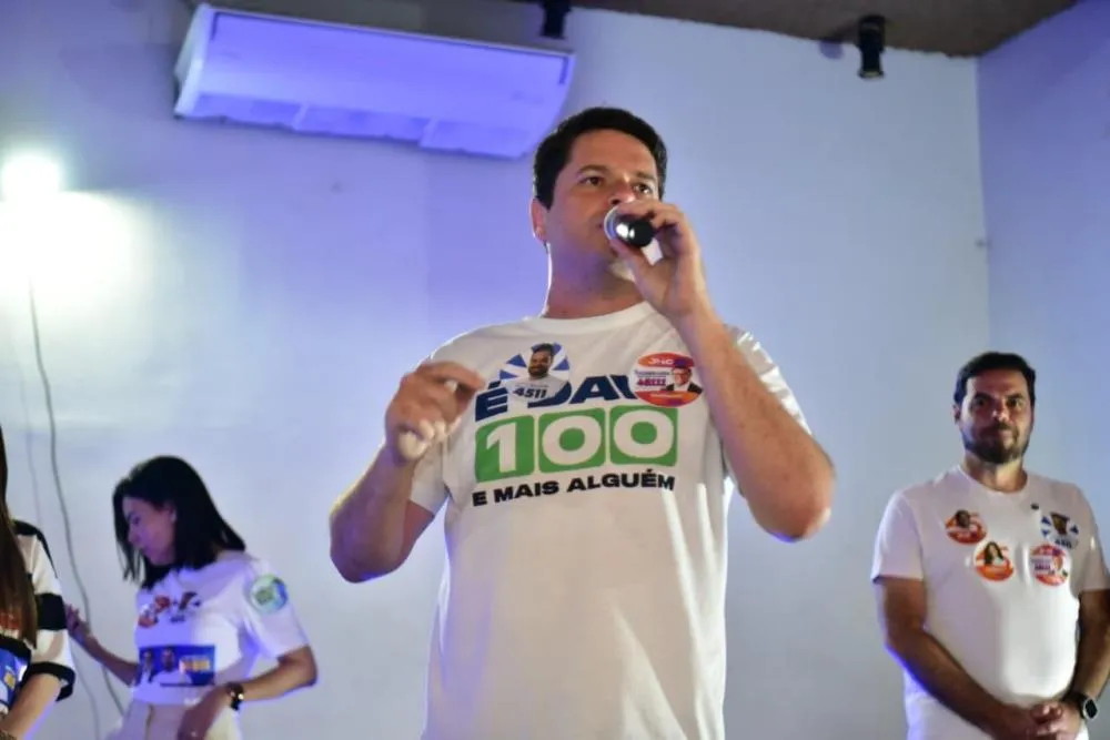 Candidato ao senado Davi Davino Filho em um ato público.