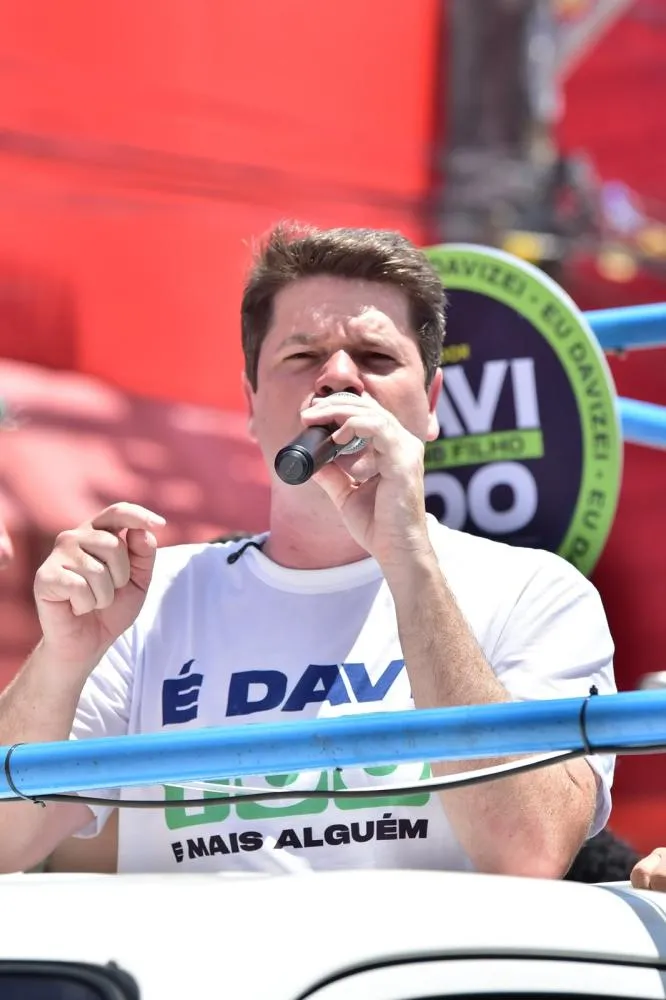 Candidato ao senado Davi Davino Filho em uma campanha política; imagem de reprodução.