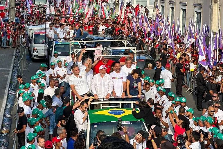 Imagem de reprodução; Presidente Luis Inácio Lula da Silva em campanha política; Imagem disponível em Folha UOL.