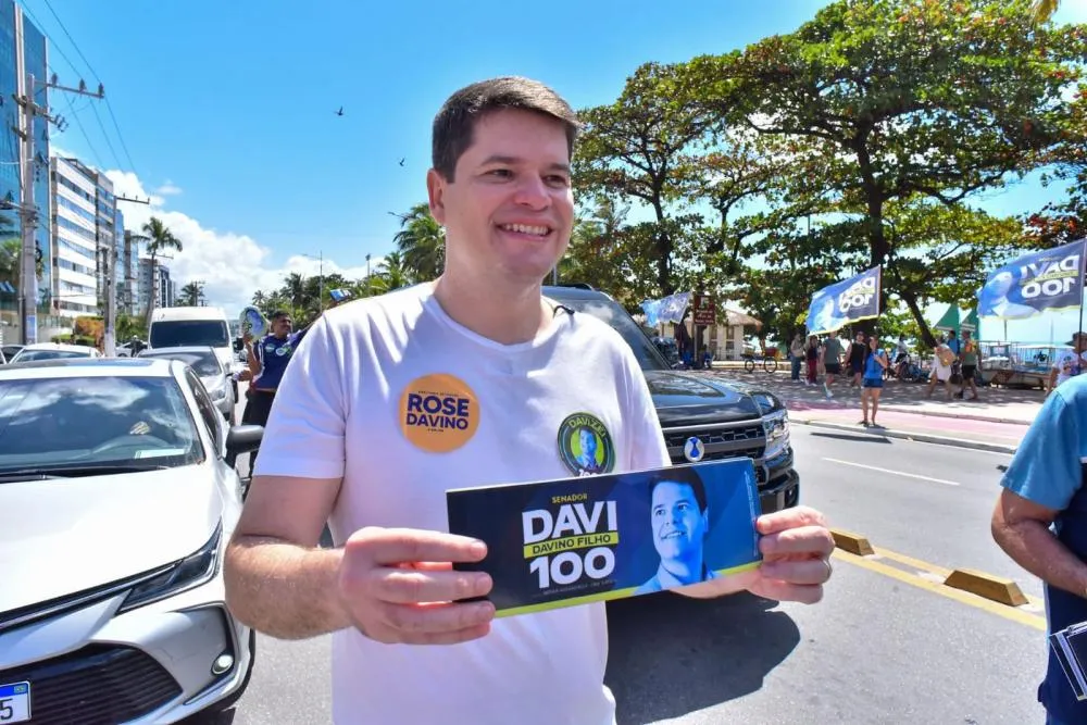 Davi Davino FIlho com a sua carreata na Orla de Maceió;imagem de reprodução 
